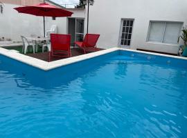 Casa con Piscina Semi Céntrica，位于瓜莱瓜伊丘的酒店