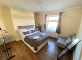 Evo C - 2 Bed Apartment 2 Min Walk to Station - longer stays available