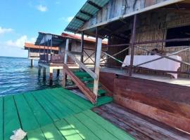 Cabañas sobre el mar en San Blas Narasgandub.，位于Nusatupo的公寓