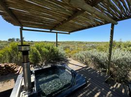 Farm Stay: Enjoy Fynbos Views & Wood Fired Hot Tub，位于Hopefield的公寓