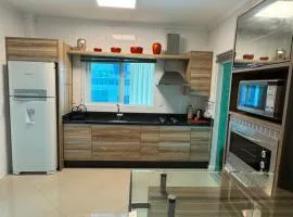 Apartamento com 3 suítes a 300 metros da praia