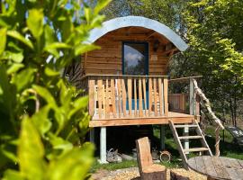 La roulotte tiny house du Mond'idéal，位于Leval的住宿加早餐旅馆