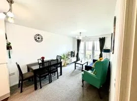 Bright & Spacious Flat - Perfect for Exploring London , Slough & Windsor!