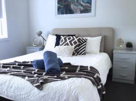 Discover Warilla - Bright and Airy Townhouse near the Beach and Lake，位于Lake Illawarra的酒店