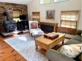 INCREDIBLE Northern Westchester Historic Hideaway，位于South Salem的带停车场的酒店