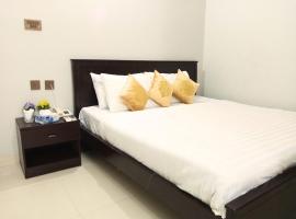 Second Home Guest House Near Agha Khan Hospital , Airport, Ghulshan e Jamal Karachi，位于卡拉奇的酒店