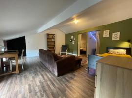 Appartement Cosy sous les toits，位于蓬丹的酒店