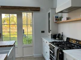 Favour Royal Cottage - dog friendly forest escape，位于Derrygorry的酒店