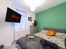 Rooms with Netflix in a shared accommodation, 10 min walk from the stadium