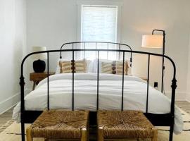 Cramerton/Belmont's Modern and perfect retreat，位于Cramerton的酒店