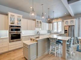 Modern Lead Cabin with Hot Tub, 6 Mi to Skiing!，位于利德的酒店