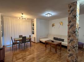 VUT EL PARQUE -con piscina en verano - APARCAMIENTO EN CALLE Y PARKING GRATIS EN EL CENTRO，位于雷阿尔城的酒店