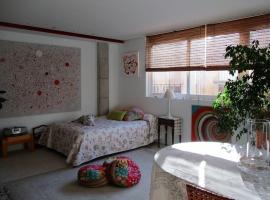 Artistic and spacious loft in a little town near the sea and the city，位于Sedaví的酒店