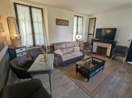 Maison lumineuse avec jardin privé - Idéale pour famille, amis ou séjour pro - Centre historique - FR-1-590-422，位于Château-Renard的酒店