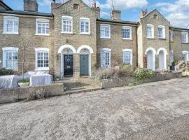 Charming Church Walk, Long Melford - 2 bedroom property with parking