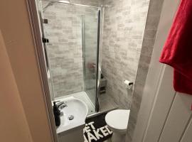 Studio Apartment sleeps 2 with Free parking，位于Beeston Hill的酒店