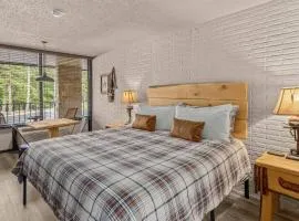 Stonegate Lodge King Bed, WIFI, 50in Roku TV, Salt Water Pool Room #308