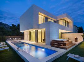 5-Star Villa Calma II with Heated Pool & Jacuzzi Oasis，位于斯塔利格拉德-帕克利尼卡的酒店