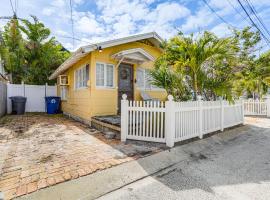 Sunny Treasure Island Bungalow, 200 Steps to Beach，位于圣徒皮特海滩的酒店