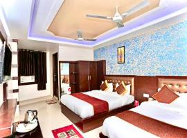 Hotel The Blue rose 500mtr Taj，位于Tājganj的酒店