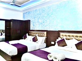 Hotel The Blue rose 500mtr Taj，位于Tājganj的酒店