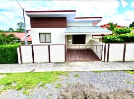Oasis Arenal Villa Downtown Arenal Volcano View，位于福尔图纳的酒店
