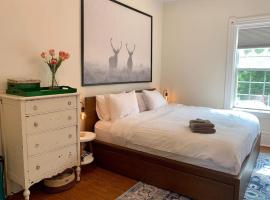 Pet-Friendly Space #3 at Doggy Digs, King Bed and Office，位于哈利法克斯的公寓