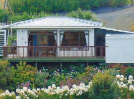 Raglan's Tranquil Garden Retreat - Moa Stone Lodge，位于拉格伦的乡村别墅