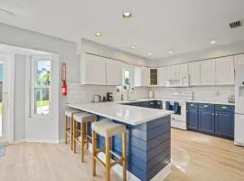 Jacksonville Beach Home - Walk to Beach, Bars & Restaurants - Pet Friendly