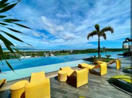 Condo in Mactan Newtown with pool and beach access，位于麦克坦的酒店