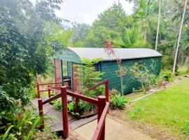 Birdsong Train Carriage Cabin with Outdoor Bath，位于Palmwoods的带停车场的酒店