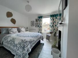 No 28 Sleeps 4 in the heart of Cowes，位于考斯的自助式住宿