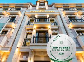 Residence City Garden - Certificate of Excellence 3rd place in Top 10 BEST Five-Stars City Hotels for 2023 awarded by HTIF，位于普罗夫迪夫的酒店