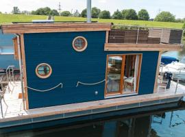 Tiny-Hausboot mit Kamin und Dachterrassenlounge，位于汉堡的酒店