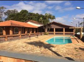 casa c/4 dormitórios e piscina，位于博图卡图的乡村别墅