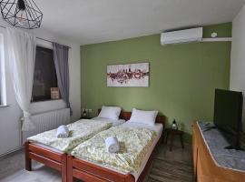 Studio apartman Dora，位于伊洛克的酒店