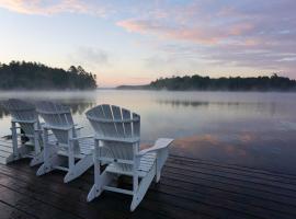 Cozy Muskoka 4-bedroom cottage on Lake Rosseau，位于米内托的木屋