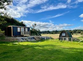 Shepherds Hut near Gortin Omagh，位于奥马的酒店