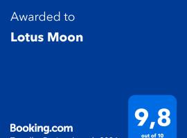 Lotus Moon，位于夏洛特顿的带停车场的酒店