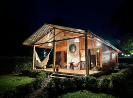 Romantic Private Cabin in the Forest, Bungalows Tulipanes，位于圣拉蒙的木屋