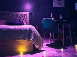 Love Room L' Orientale / Jacuzzi / Sauna，位于Château-Landon的酒店