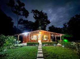 Family Cabin surrounded by Nature and Relaxing sound of the river, Bungalows Tulipanes，位于圣拉蒙的酒店