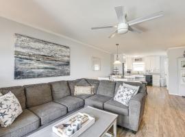 Ocean Isle Beach Condo with Balcony Steps to Shore!，位于海洋岛海滩的酒店