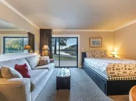 Quaint Studio w/Lake View #146 at Donner Lake Village