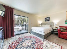 Charming Queen Studio Deluxe w/Balcony #233 at Donner Lake Village，位于特拉基的酒店