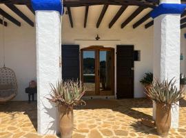 Charming Villa Retreat in Ibiza - Bed & Breakfast Bliss，位于圣埃乌拉利亚的民宿