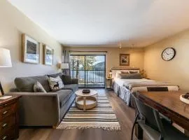 Charming Deluxe Studio w/Lake View #246 at Donner Lake Village