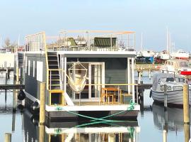 Hausboot Bruntje mit Dachterrasse in Kragenæs auf Lolland/DK，位于Torrig的船屋