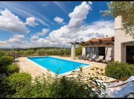 Villa Nira with pool