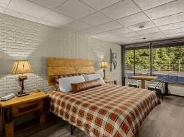 Stonegate Lodge King Bed, WIFI, 50in Roku TV, Salt Water Pool Room #108